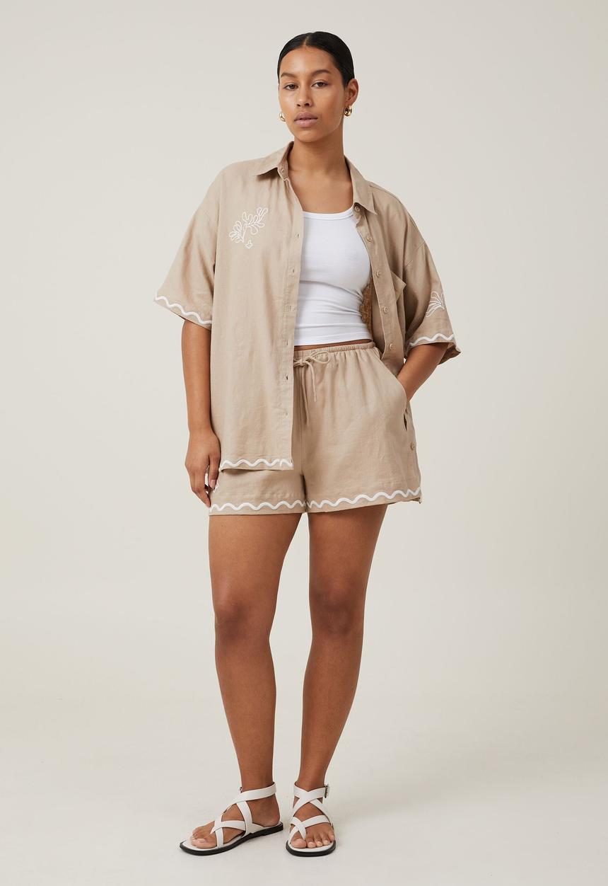 Cotton On - Haven short - coral embroidery mid taupe