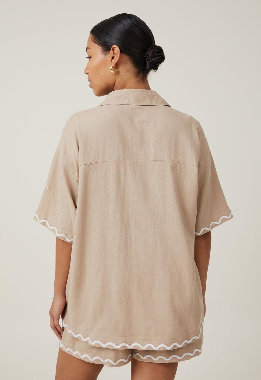 Cotton On - Haven short sleeve shirt - coral embroidery mid taupe