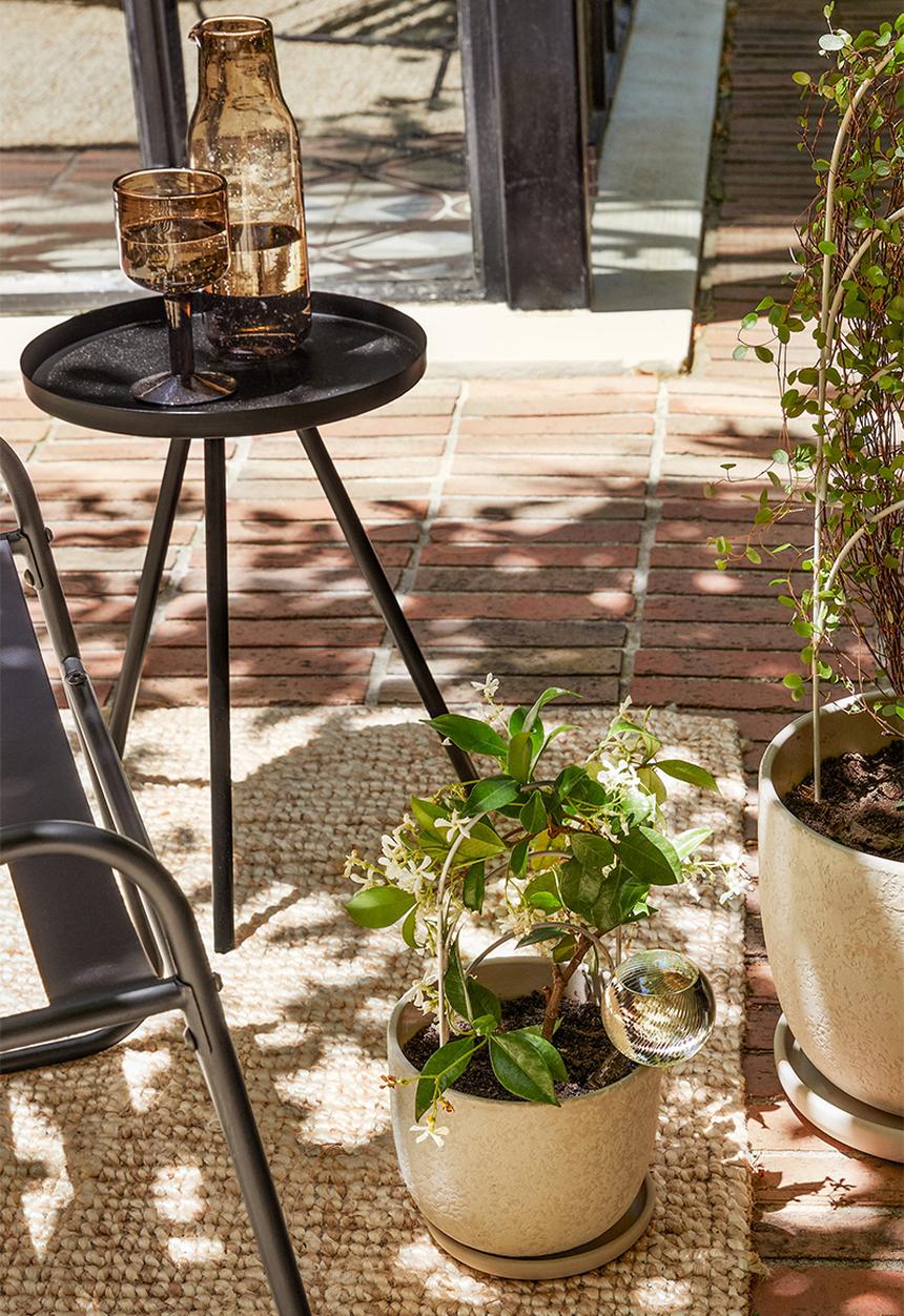 H&M - Terracotta plant pot & saucer - white