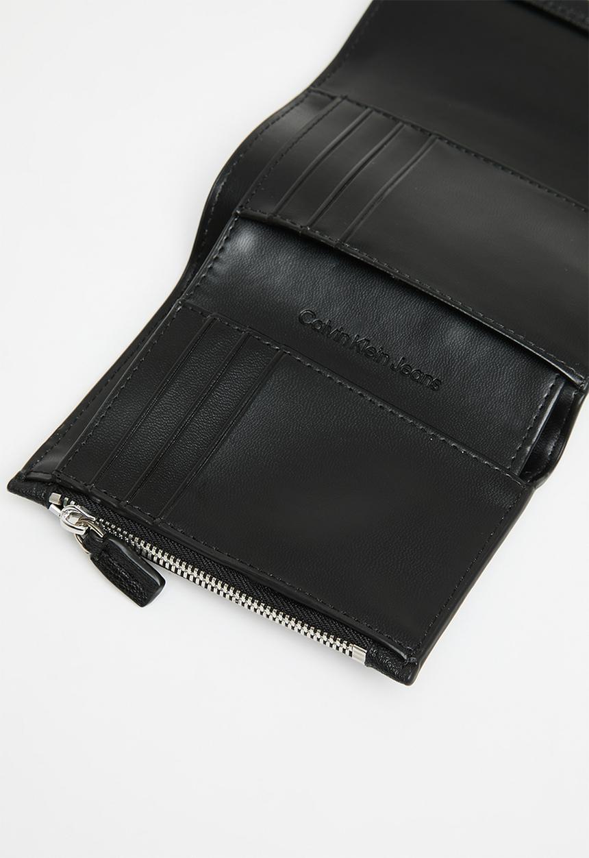 Calvin Klein - Minimal monogram med trifold - black