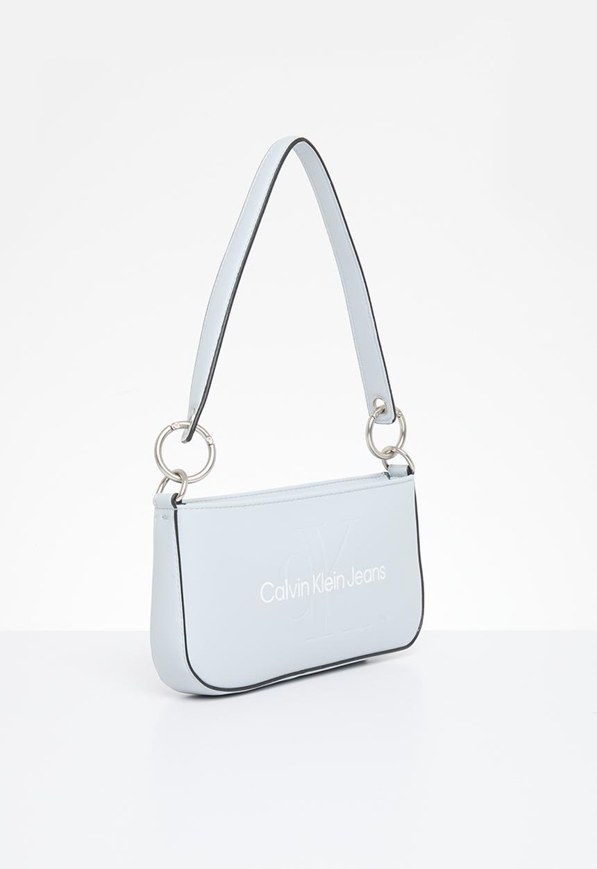 Calvin Klein - Sculpted shoulder pouch25 mono - blue oasis