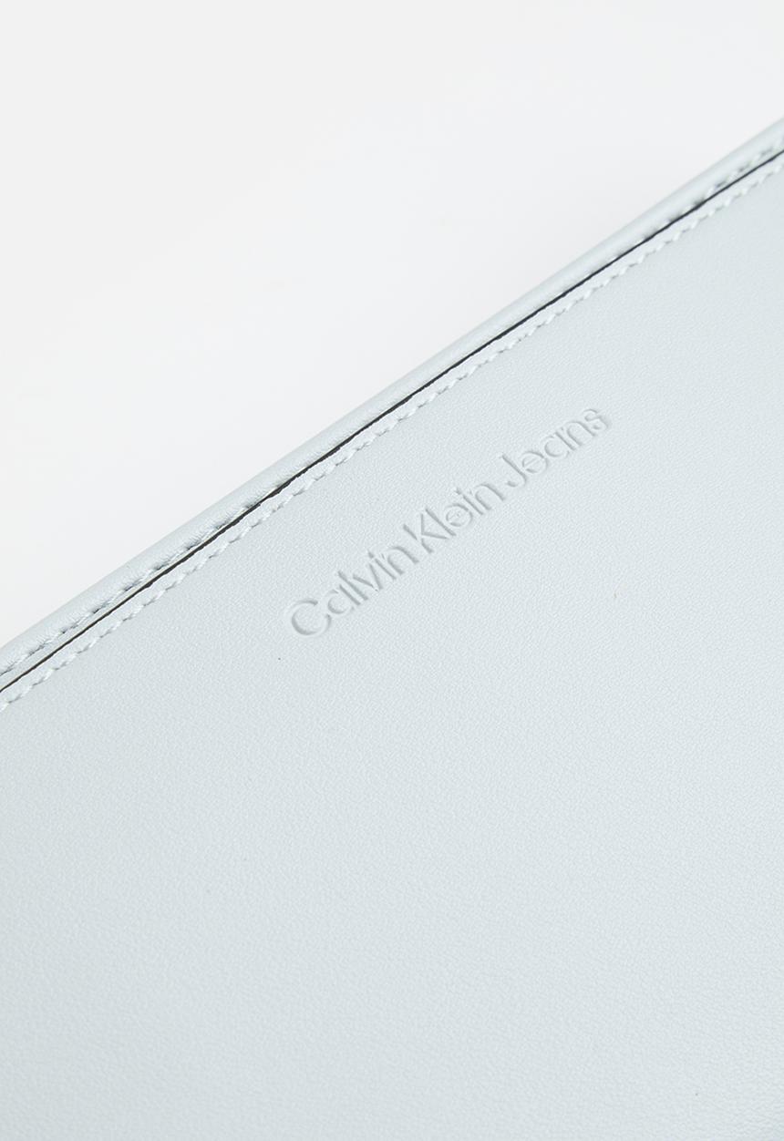 Calvin Klein - Sculpted shoulder pouch25 mono - blue oasis