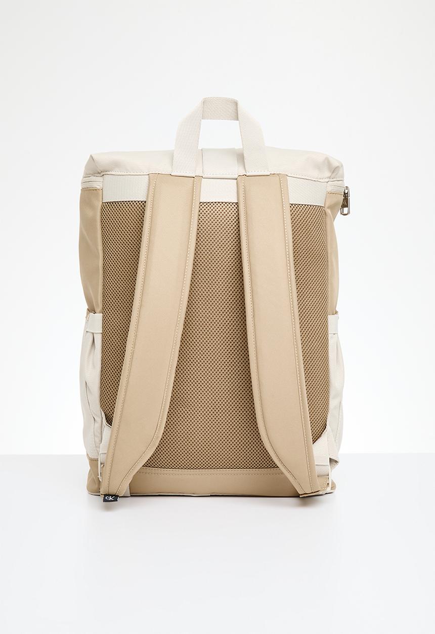Calvin Klein - Sport essentials slim sq bp40 ut - travertine/classic beige