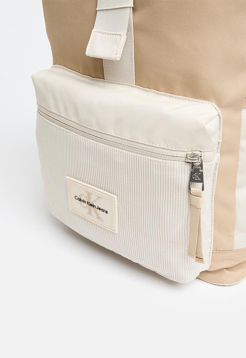 Calvin Klein - Sport essentials slim sq bp40 ut - travertine/classic beige