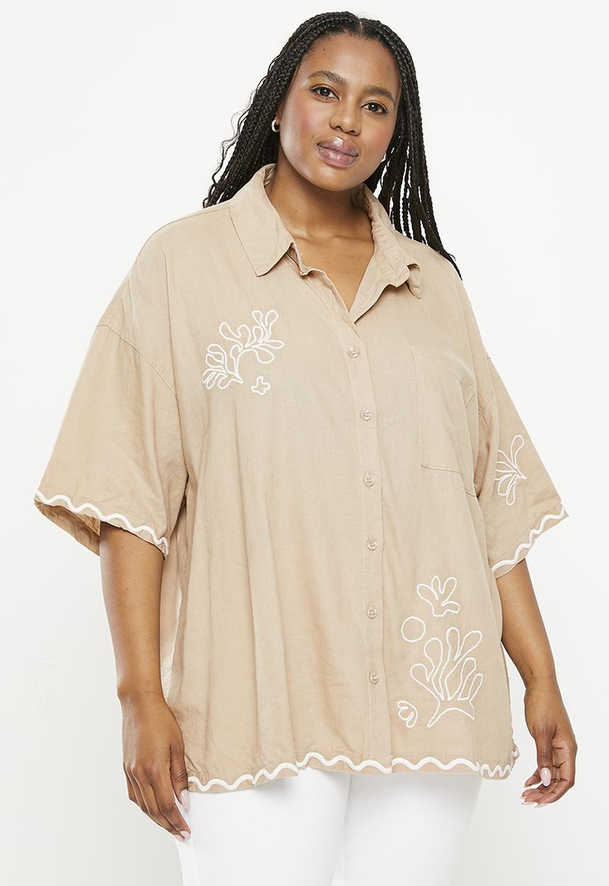 Cotton On - Plus haven short sleeve shirt - coral embroidery mid taupe