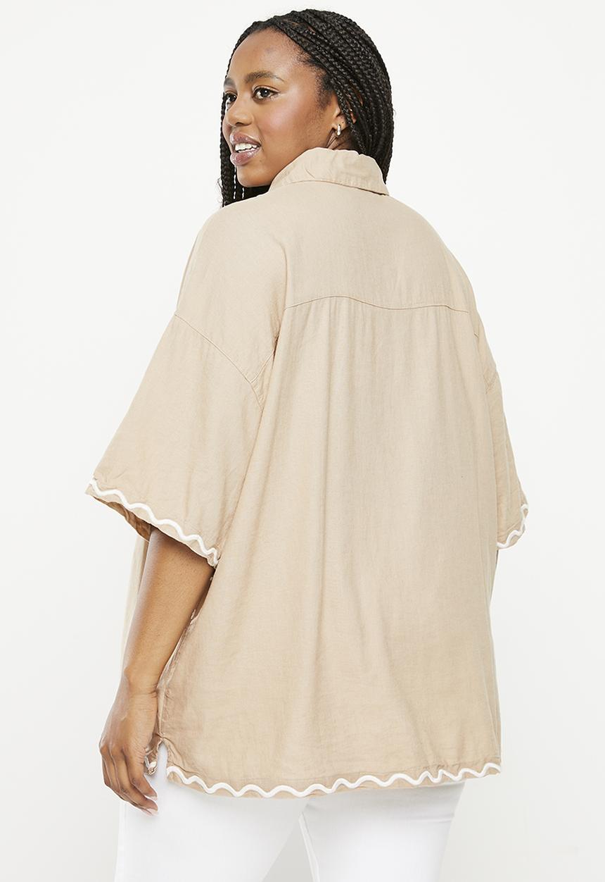 Cotton On - Plus haven short sleeve shirt - coral embroidery mid taupe