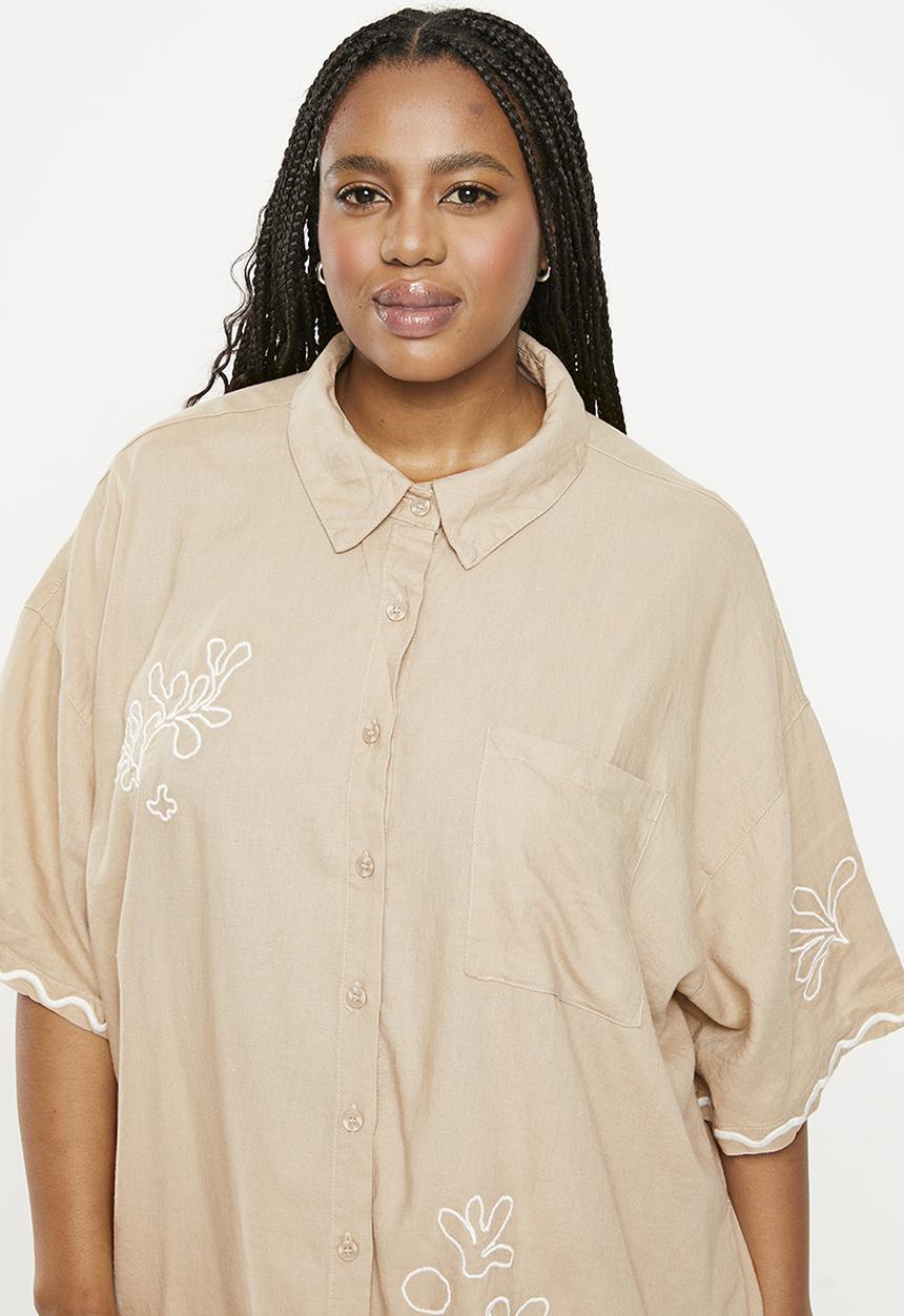 Cotton On - Plus haven short sleeve shirt - coral embroidery mid taupe