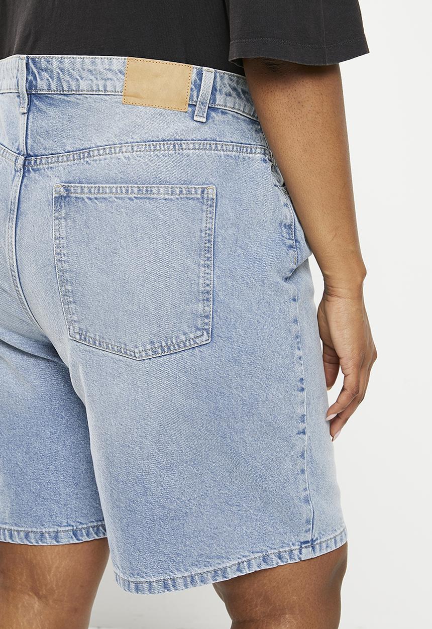 Cotton On - Plus super baggy denim jort - bells blue
