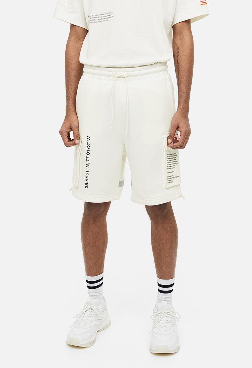 H&M - Printed sweatshirt shorts - cream nasa
