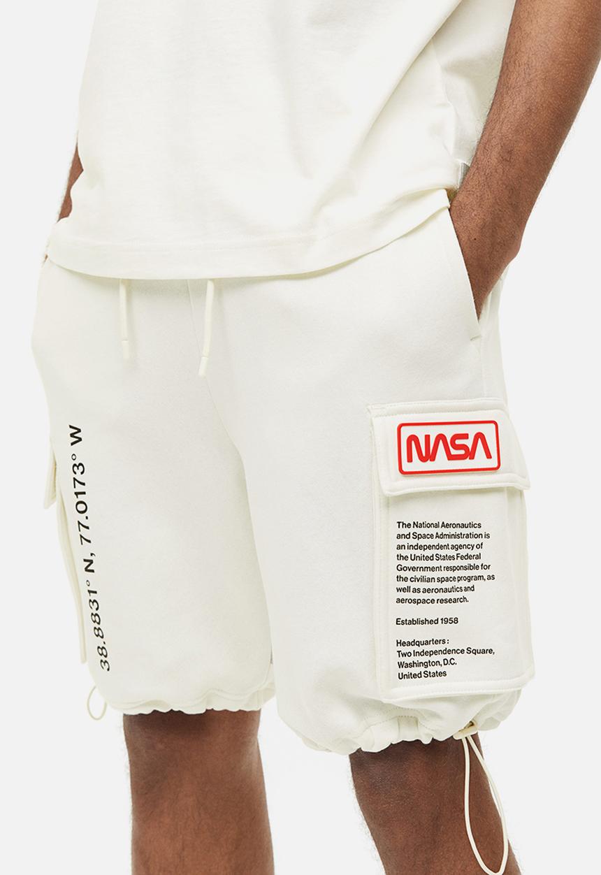 H&M - Printed sweatshirt shorts - cream nasa