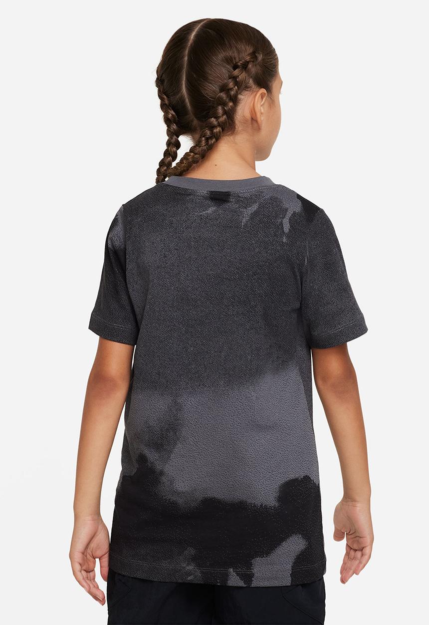 Nike - K nsw tee club sesonl wsh aop - iron grey/black