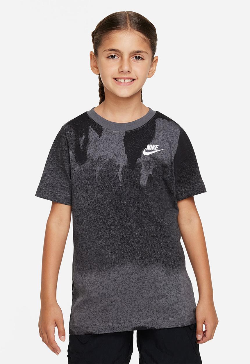 Nike - K nsw tee club sesonl wsh aop - iron grey/black