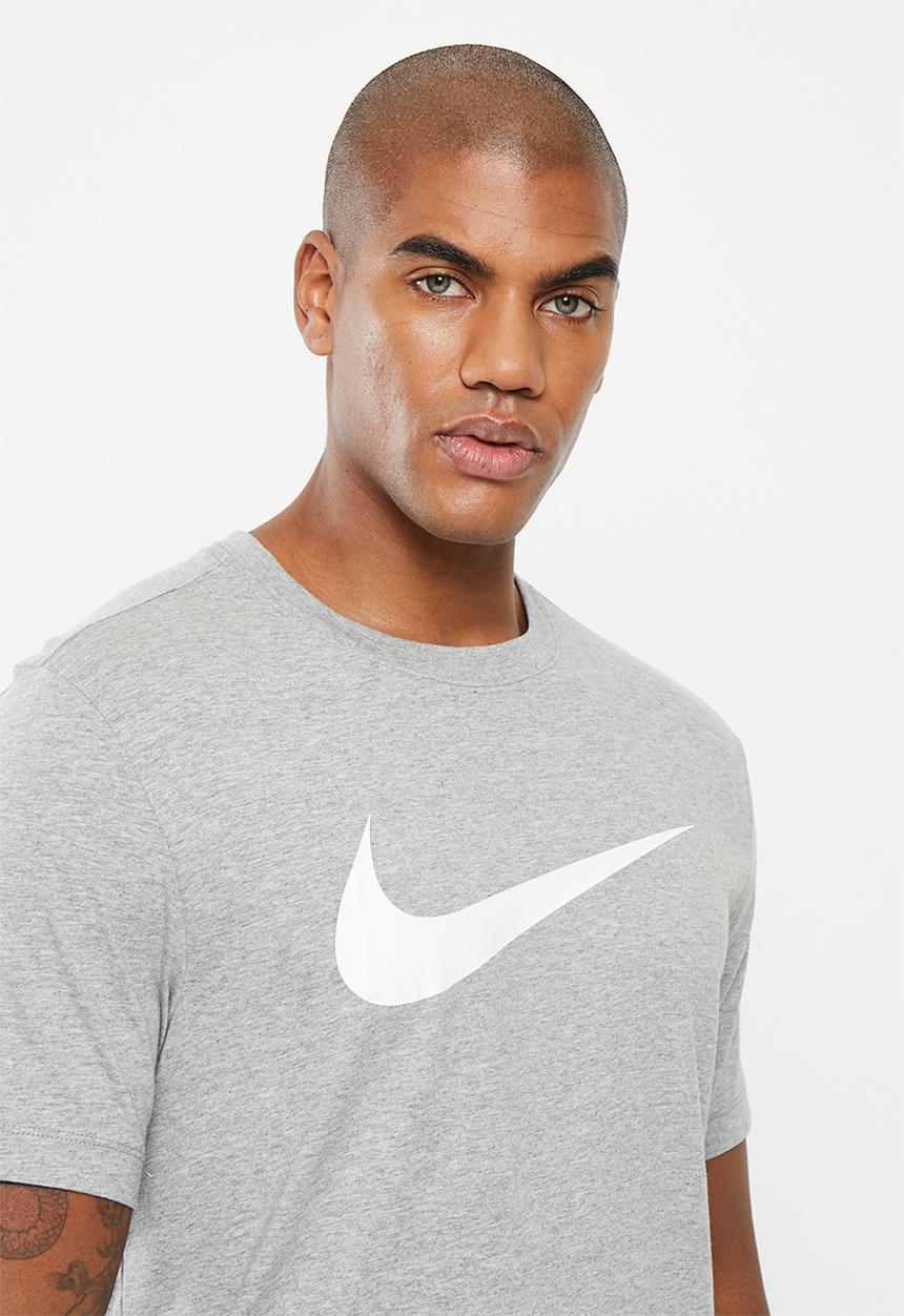 Nike - Nsw tee good chest swsh fs - dk grey heather/white