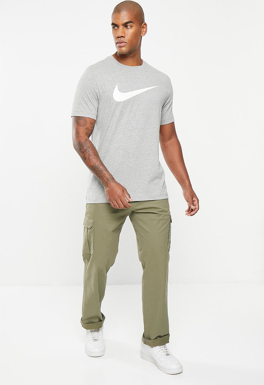 Nike - Nsw tee good chest swsh fs - dk grey heather/white