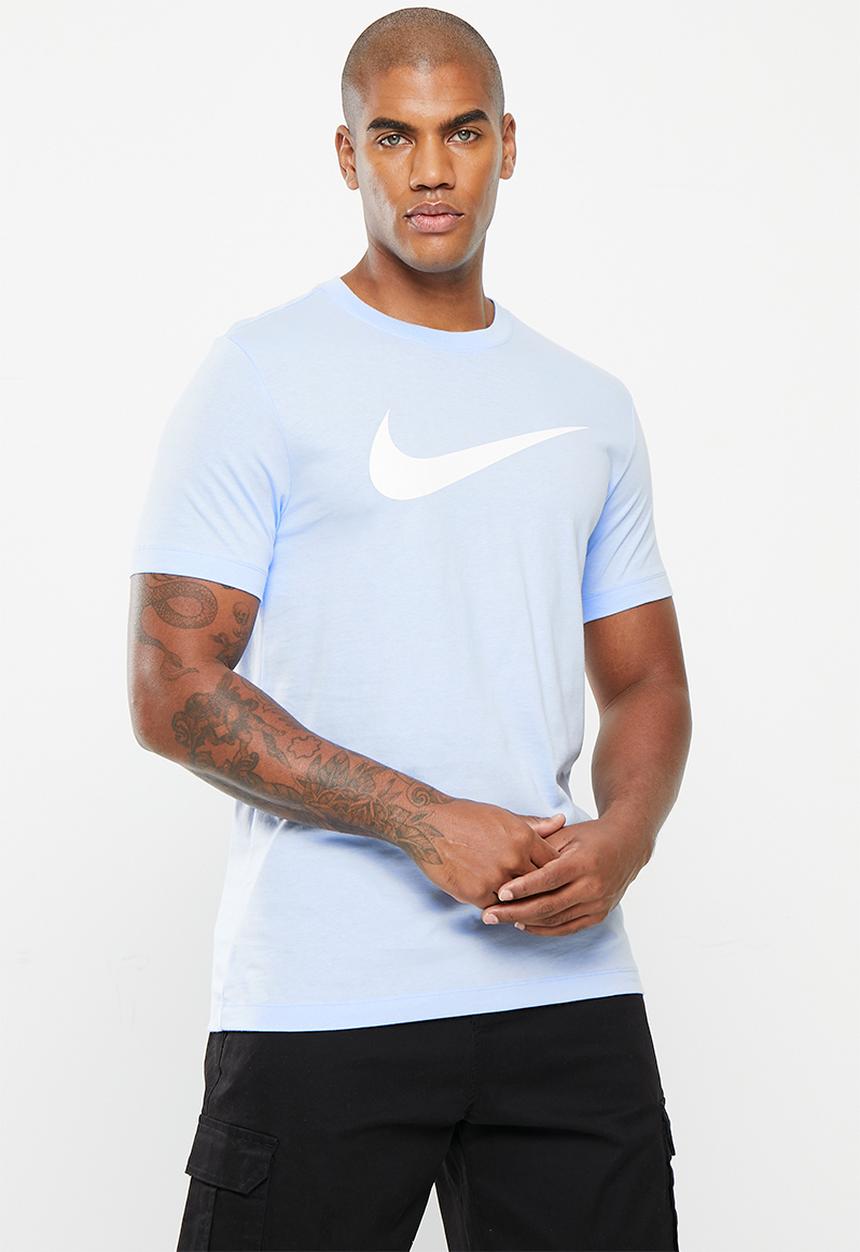 Nike - Nsw tee good chest swsh fs - light marine/white