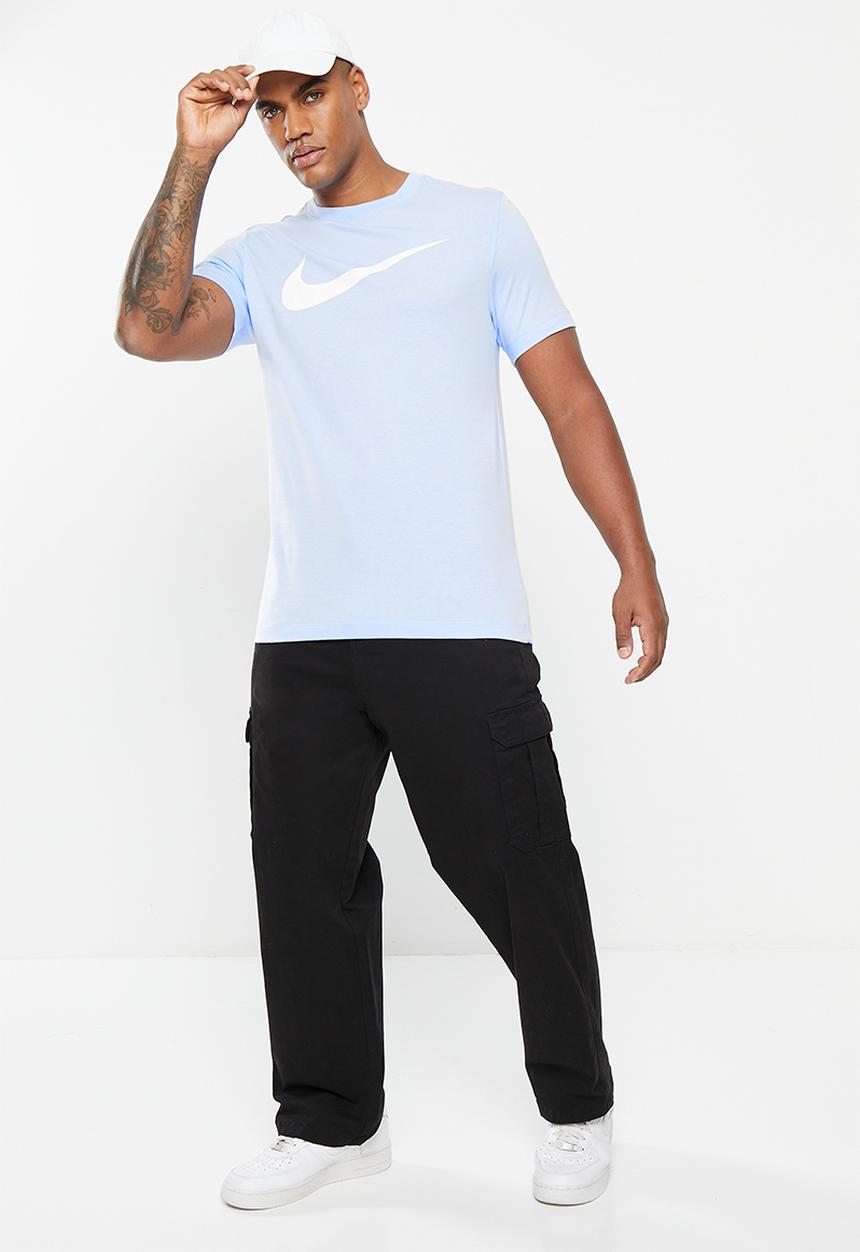 Nike - Nsw tee good chest swsh fs - light marine/white