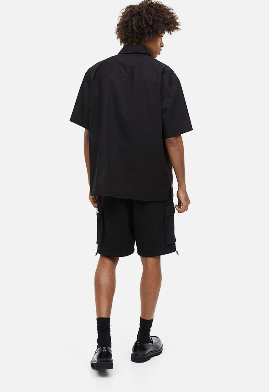 H&M - Relaxed fit printed cargo sweatshorts - black