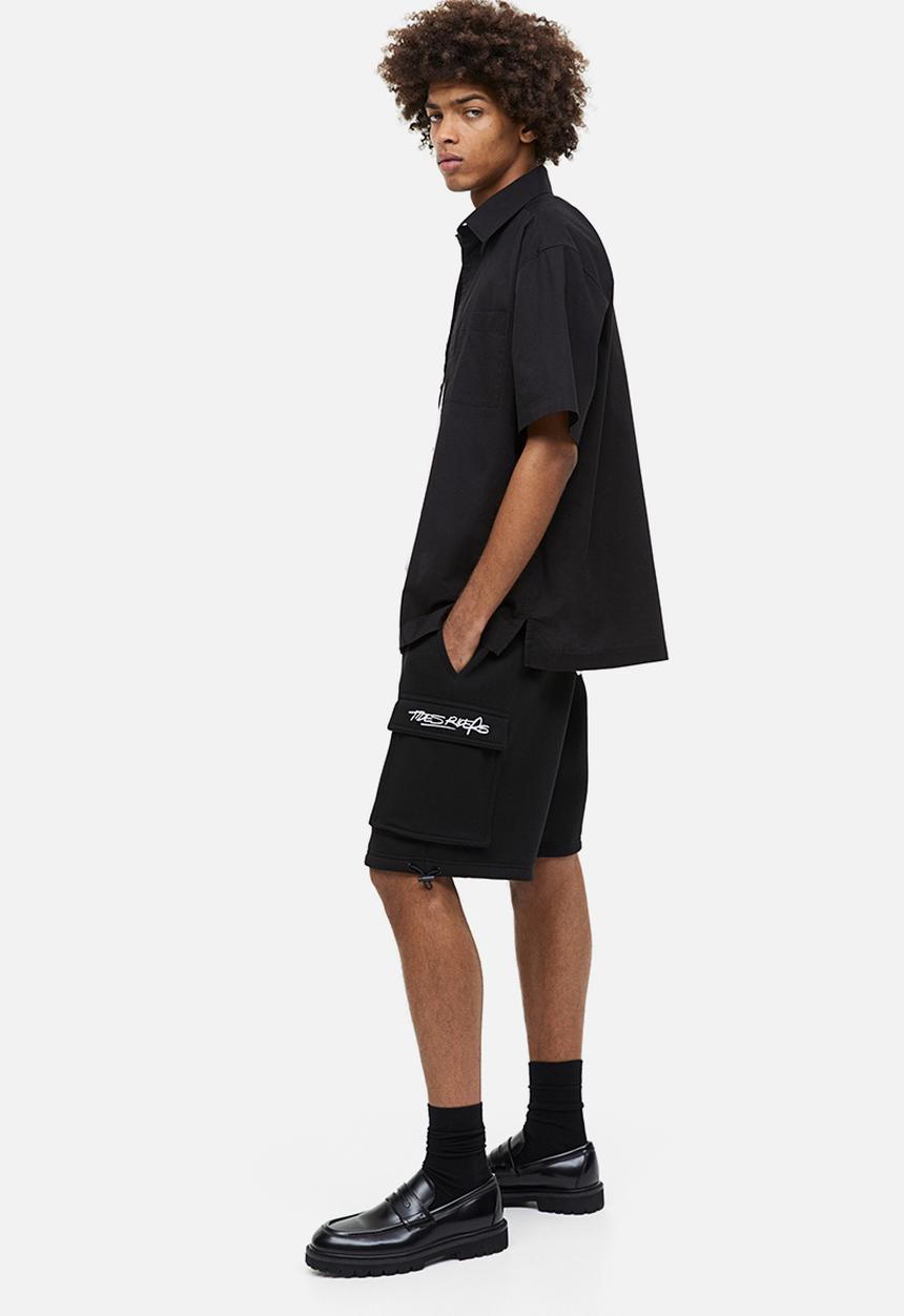 H&M - Relaxed fit printed cargo sweatshorts - black
