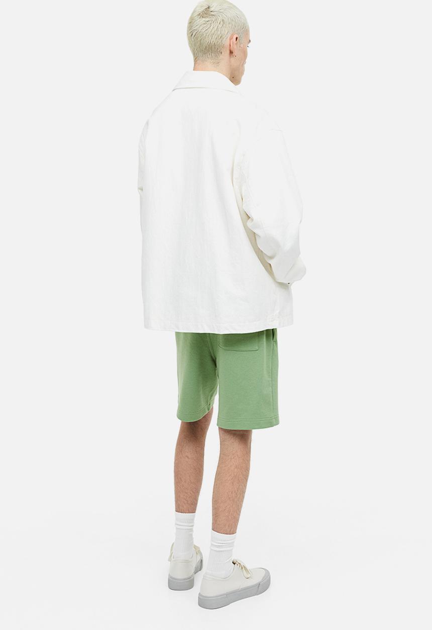 H&M - Regular fit printed sweatshorts - green snoopy 