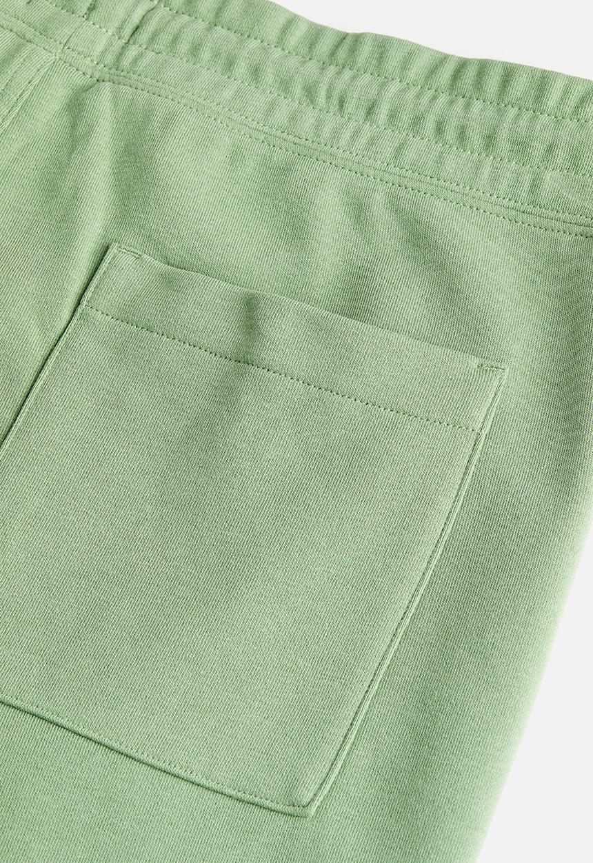 H&M - Regular fit printed sweatshorts - green snoopy 