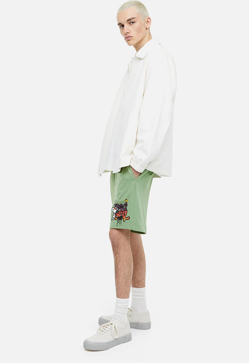 H&M - Regular fit printed sweatshorts - green snoopy 