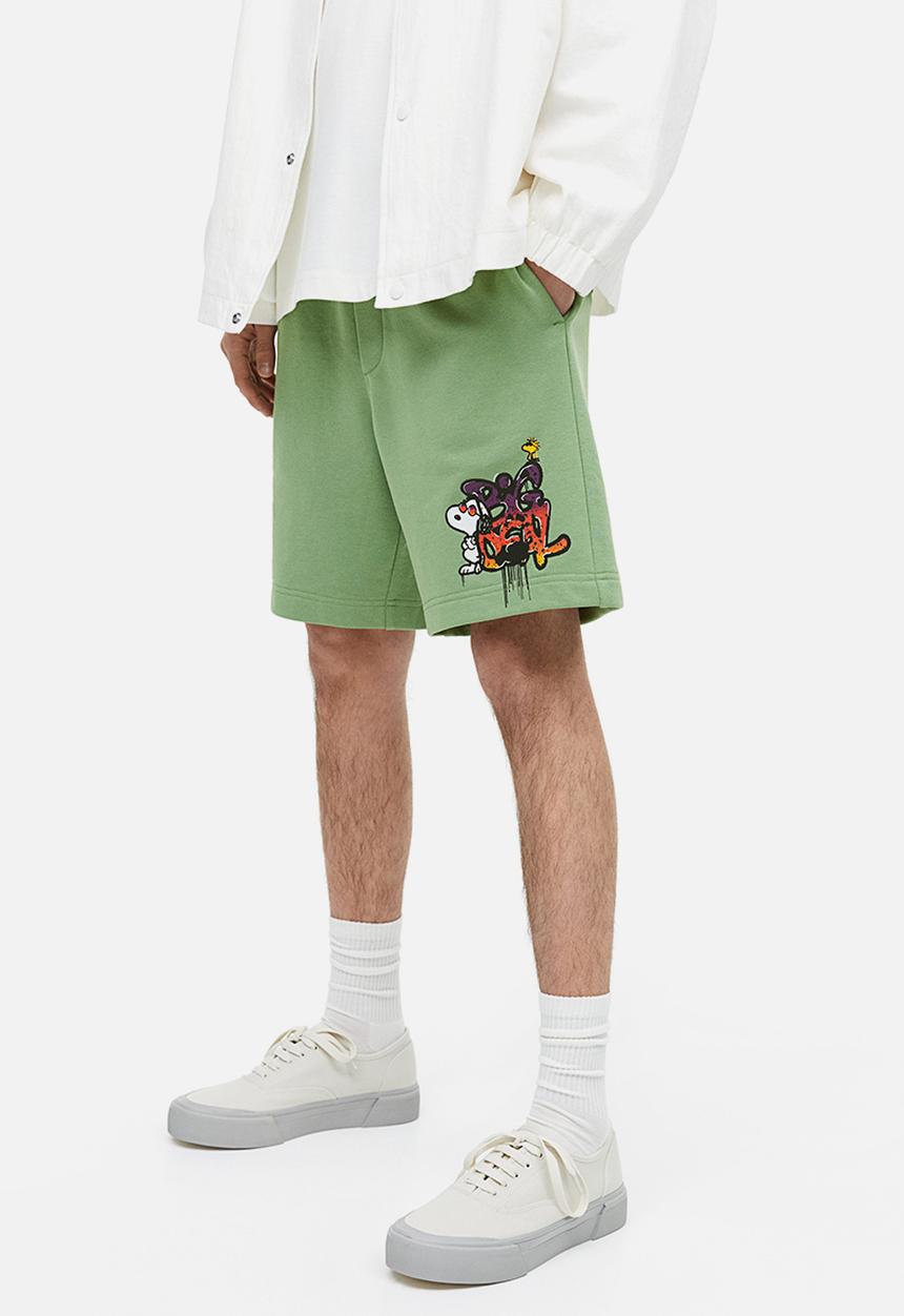 H&M - Regular fit printed sweatshorts - green snoopy 