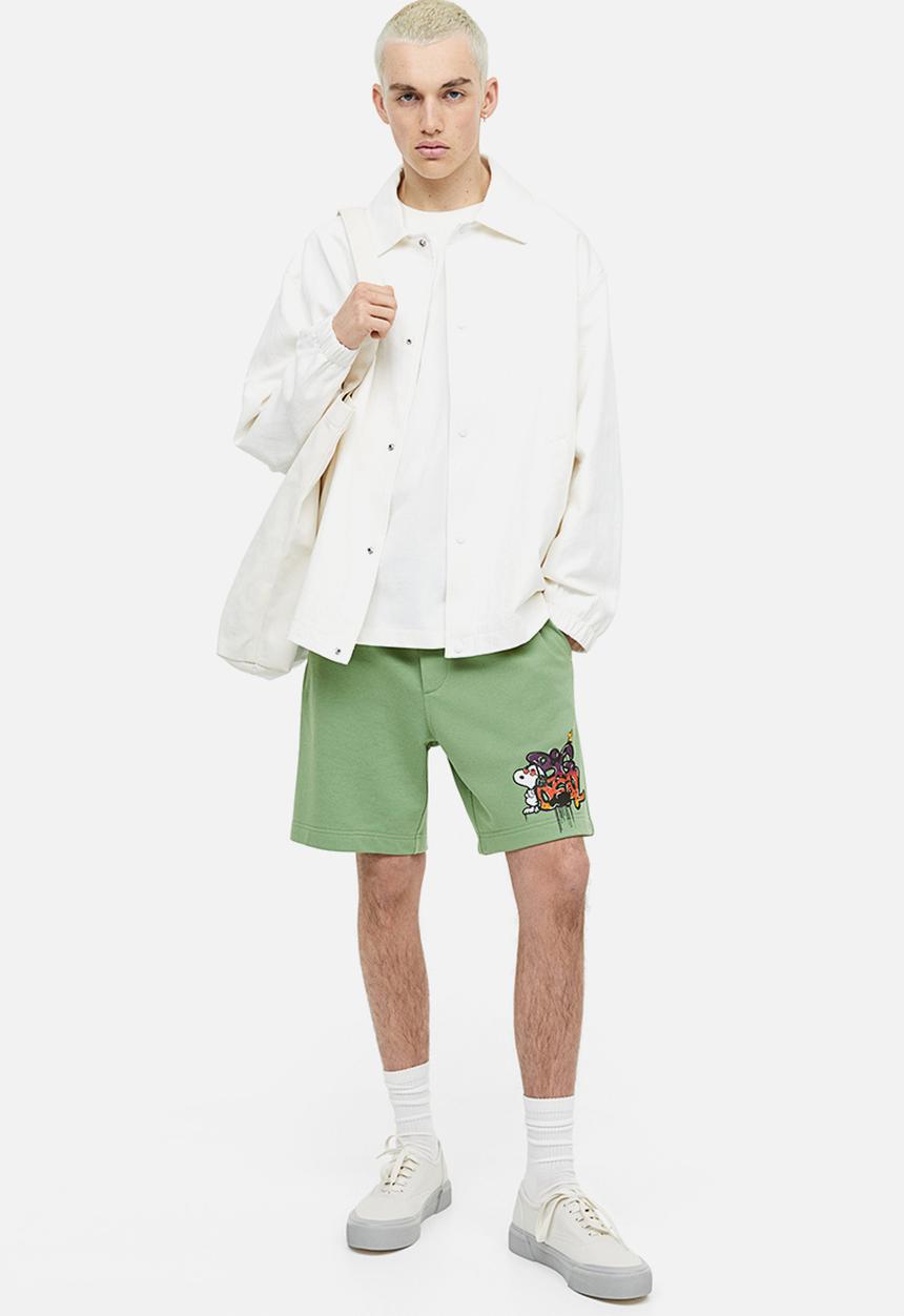 H&M - Regular fit printed sweatshorts - green snoopy 