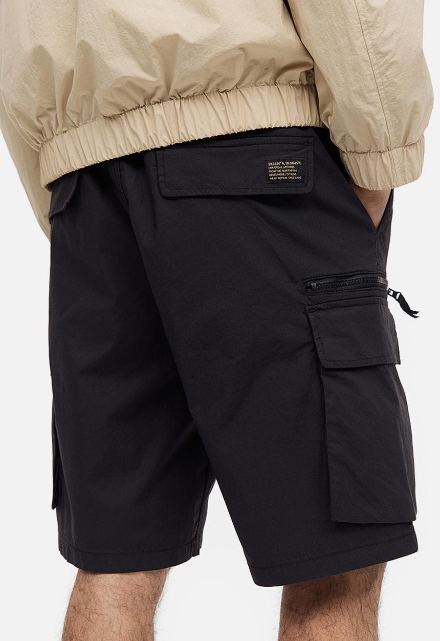 H&M - Regular fit knee-length cargo shorts - black