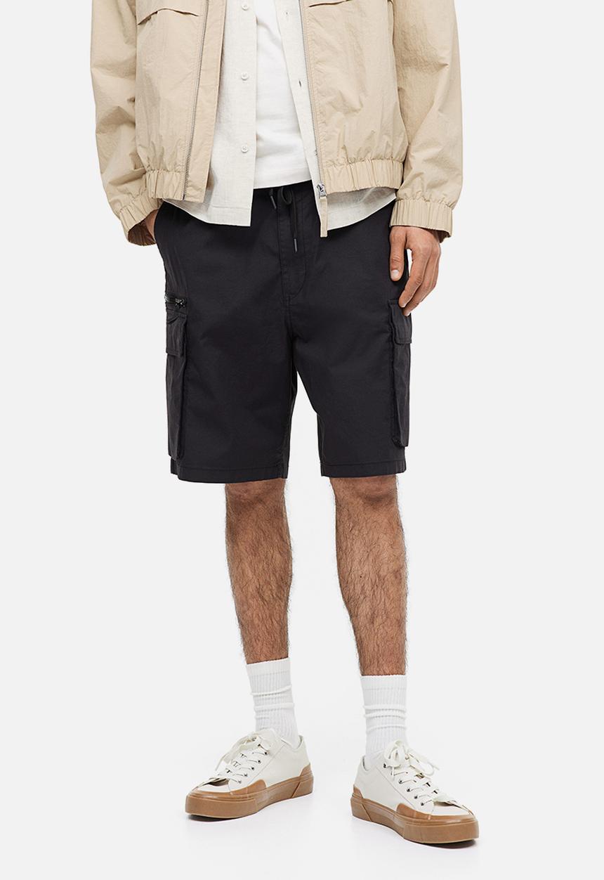 H&M - Regular fit knee-length cargo shorts - black