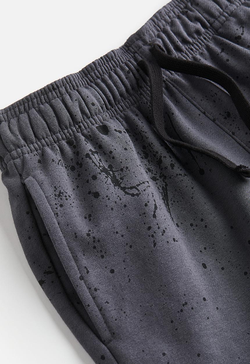 H&M - Printed sweatshorts - dark grey & splatter print 