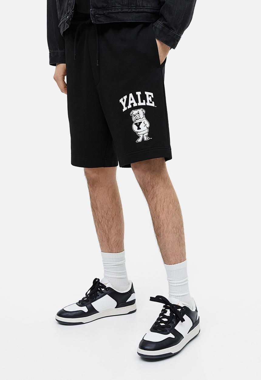 H&M - Regular fit printed sweatshorts - black