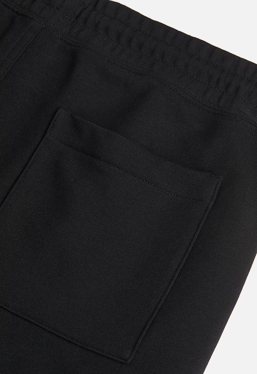 H&M - Regular fit printed sweatshorts - black