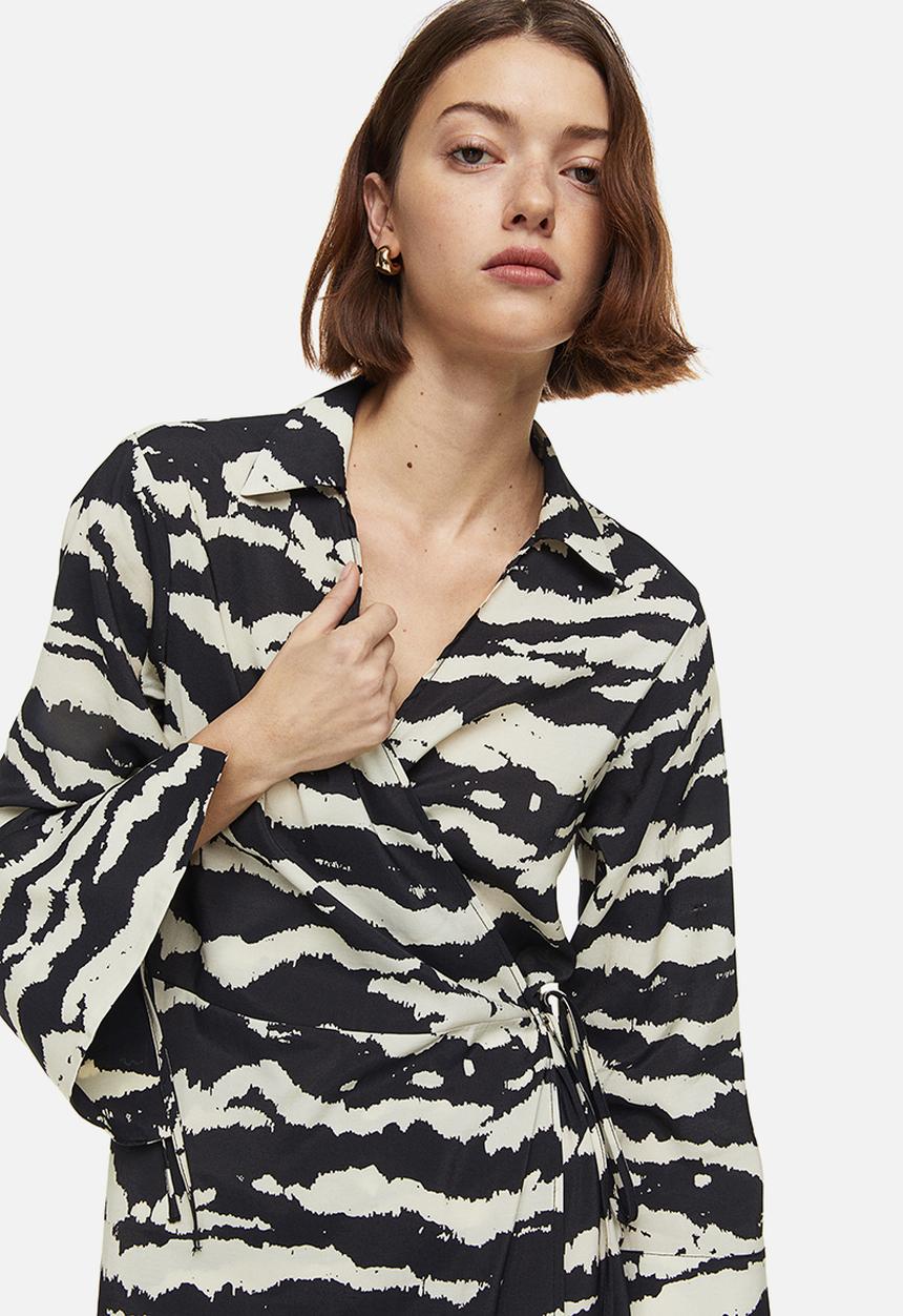 H&M - Collared wrap dress - black tiger striped 