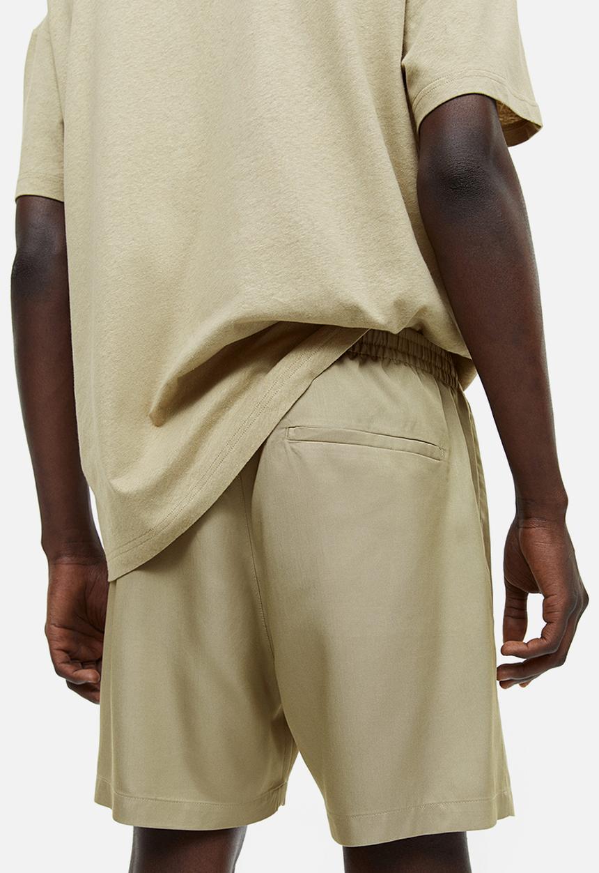 H&M - Regular fit lyocell shorts - sage green 