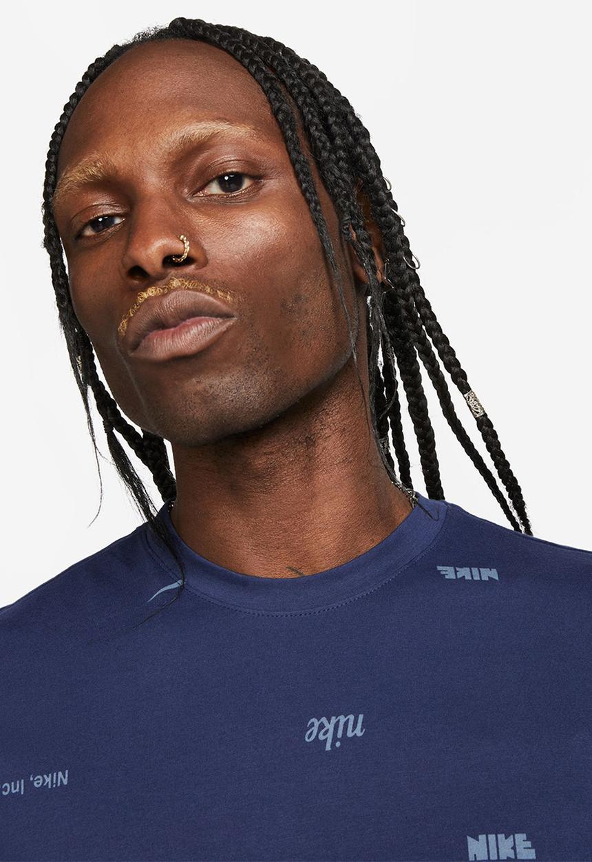 Nike - NSW Club + All-over print tee- blue 