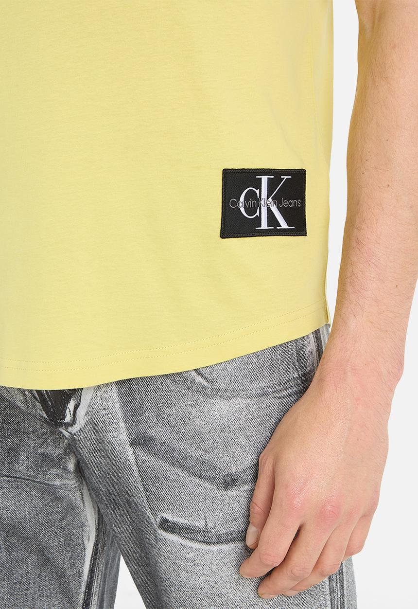 Calvin Klein - Badge round hem tee - yellow sand