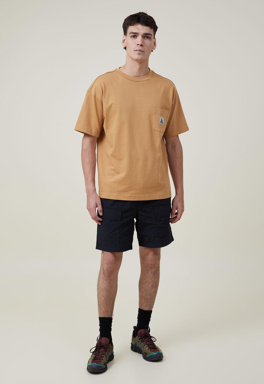 Cotton On - Box fit pocket t-shirt - workmans tan/civic outerwear