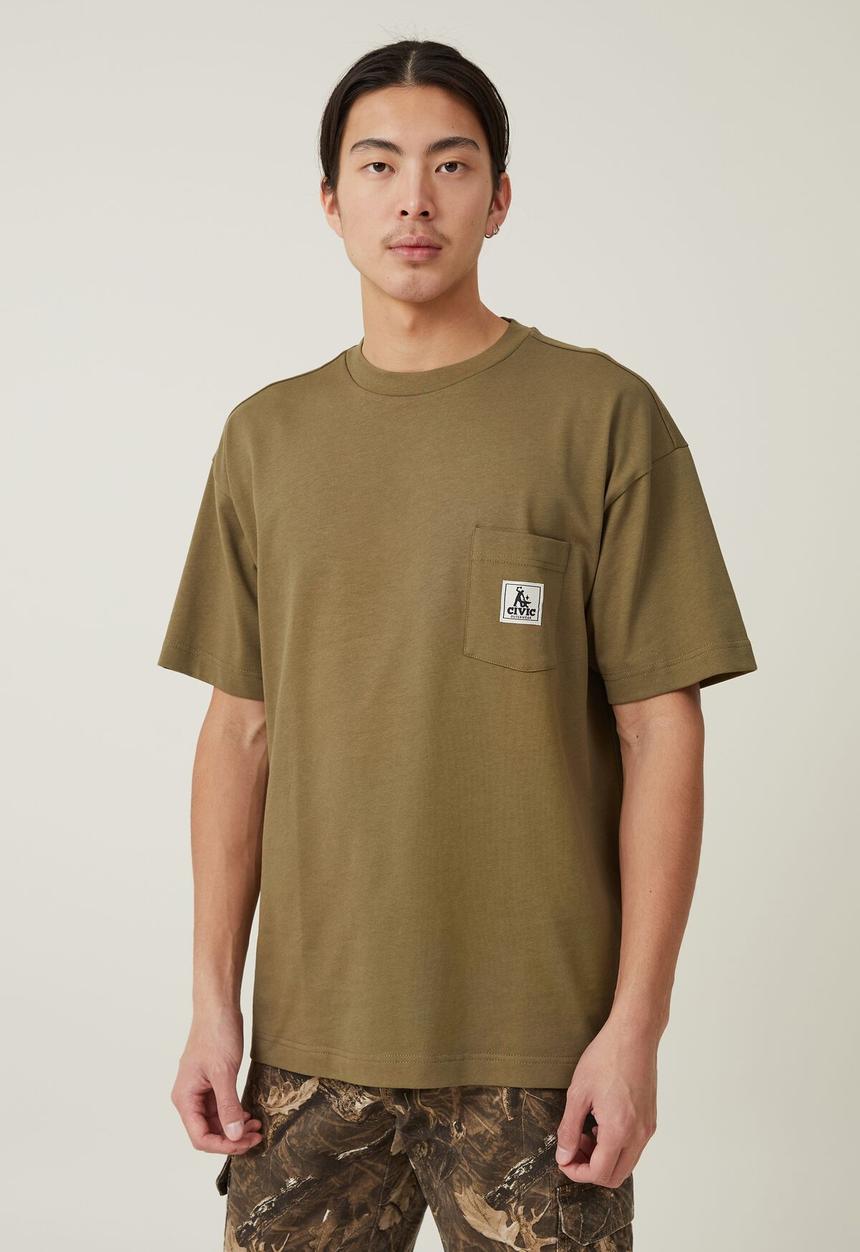 Cotton On - Box fit pocket t-shirt - jungle khaki/civic outerwear