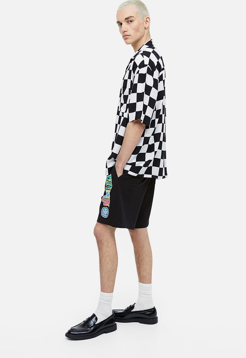 H&M - Regular fit printed sweat shorts - black nirvana