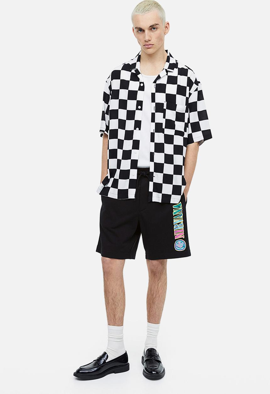 H&M - Regular fit printed sweat shorts - black nirvana