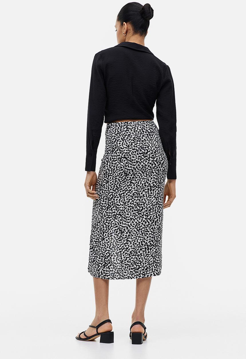 H&M - Crêpe high-slit skirt - cream/black patterned