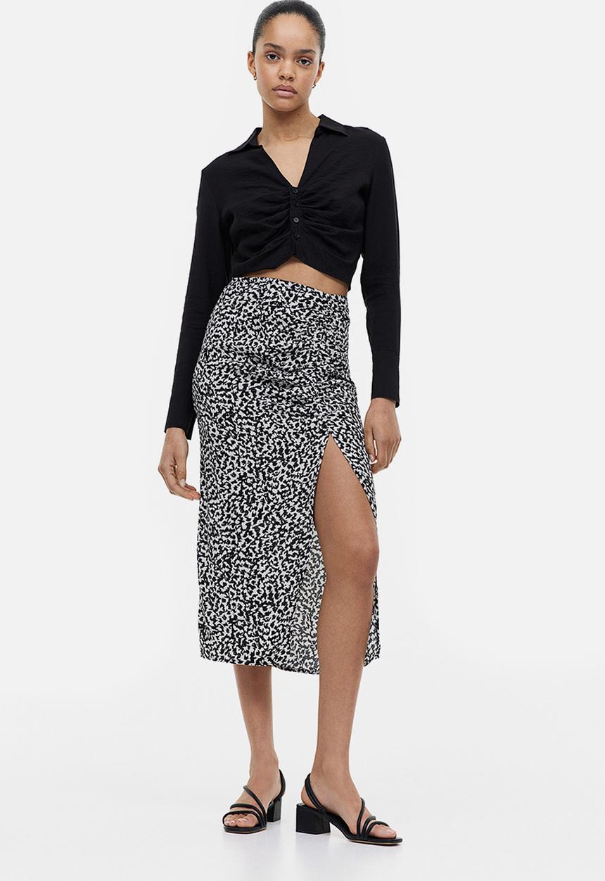 H&M - Crêpe high-slit skirt - cream/black patterned