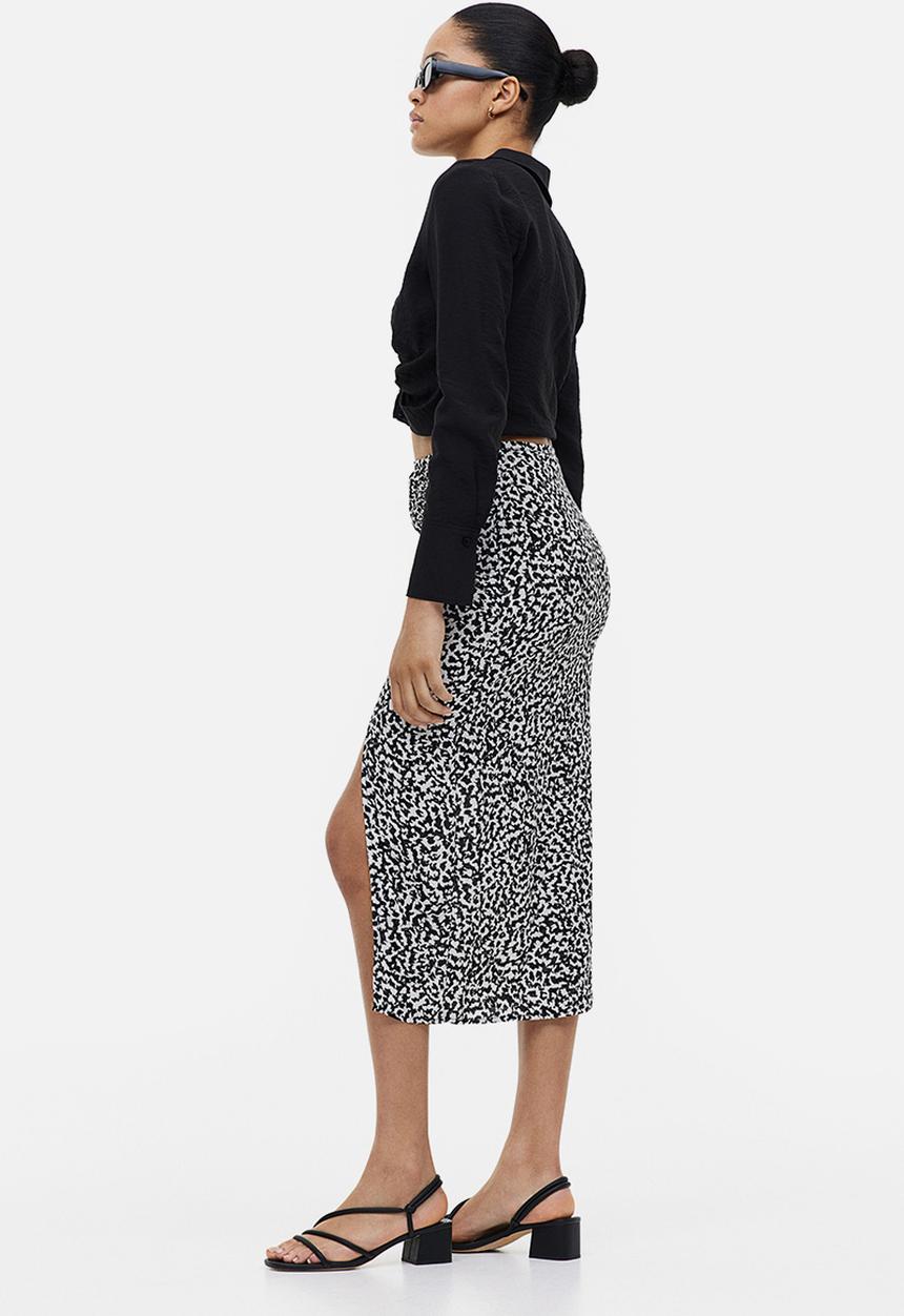 H&M - Crêpe high-slit skirt - cream/black patterned