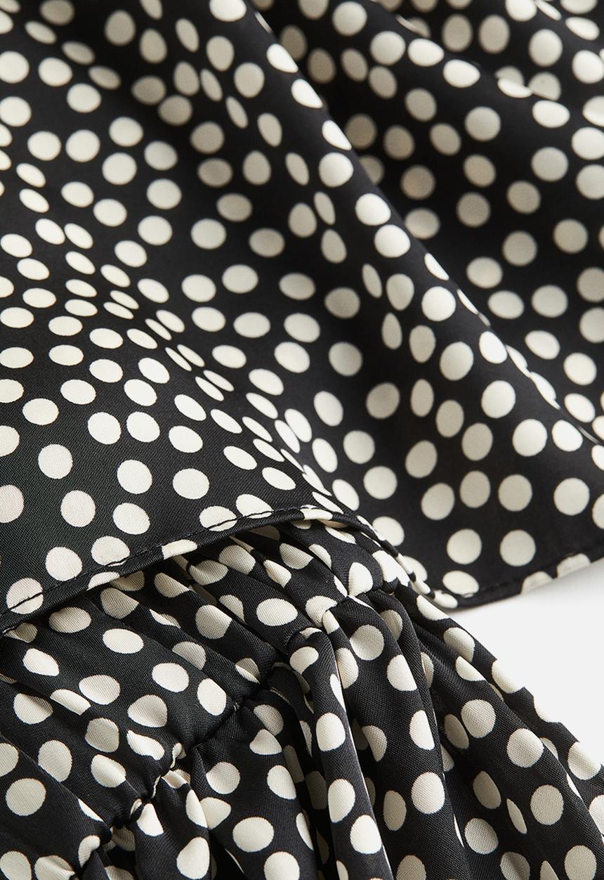 H&M - Satin off-the-shoulder blouse - black/spotted