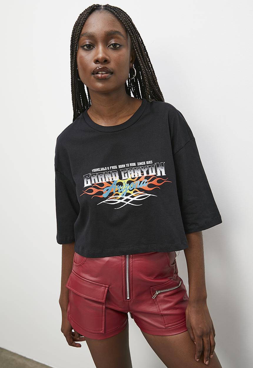 Blake - Cropped boxy graphic tee - black