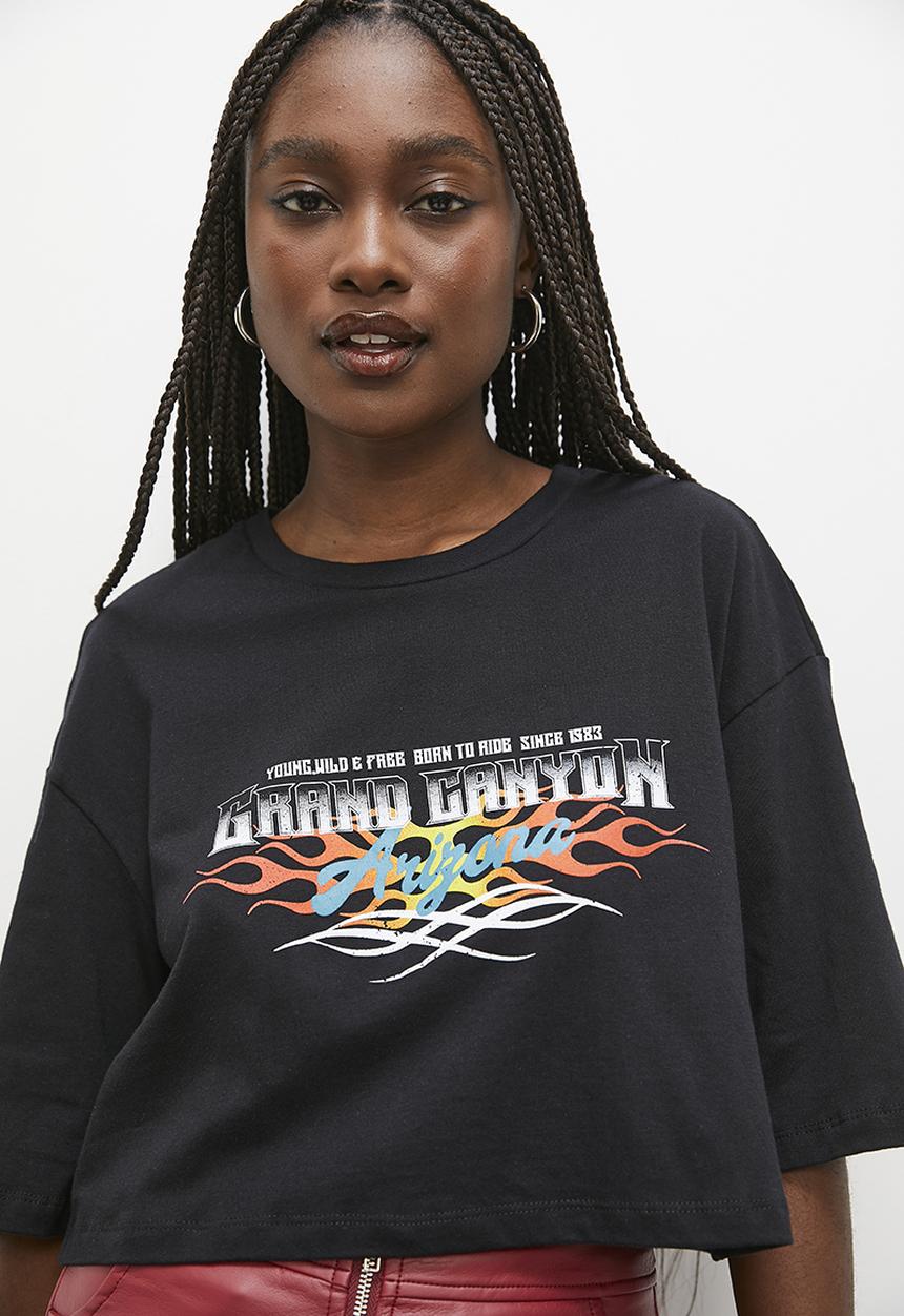 Blake - Cropped boxy graphic tee - black