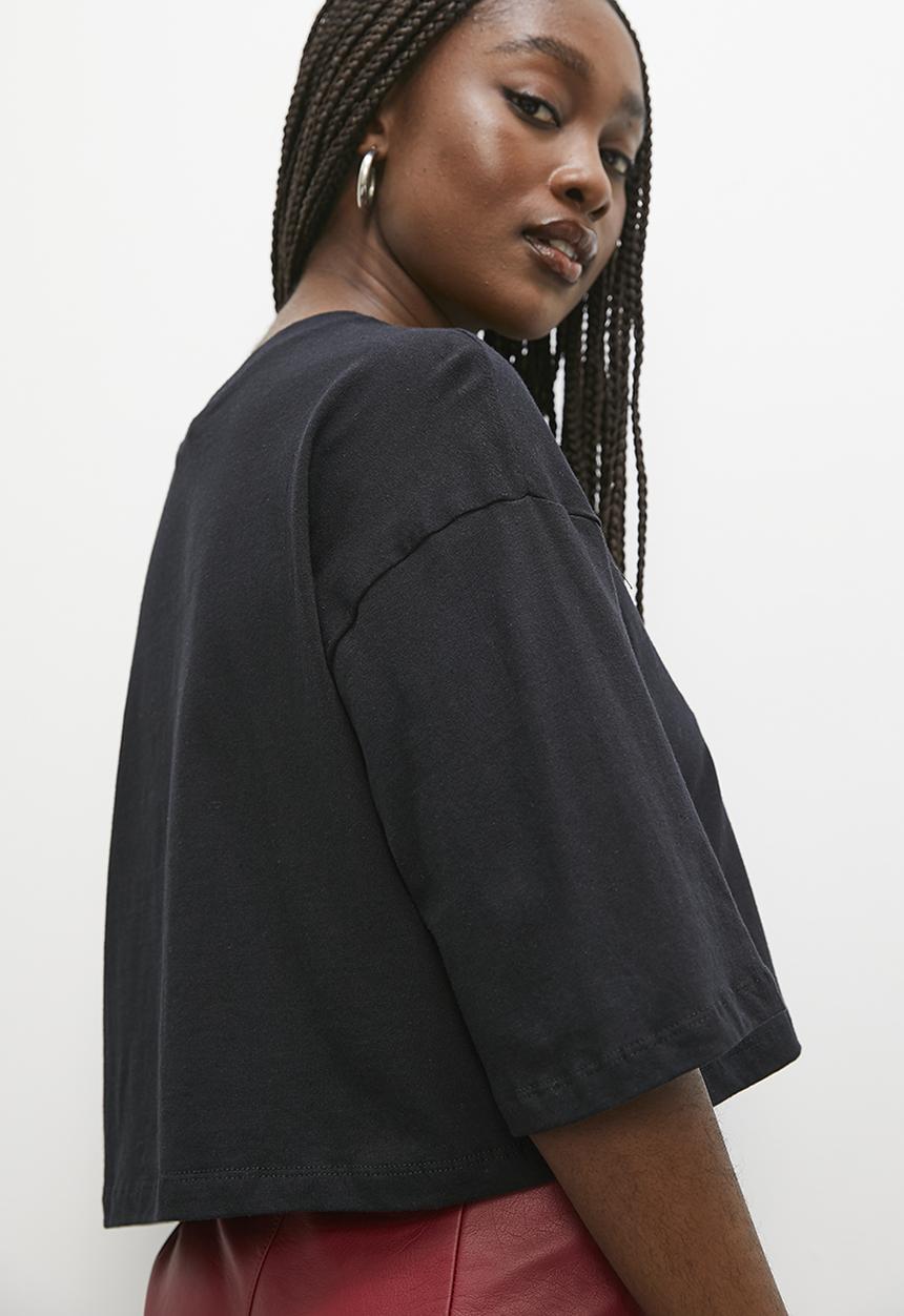 Blake - Cropped boxy graphic tee - black