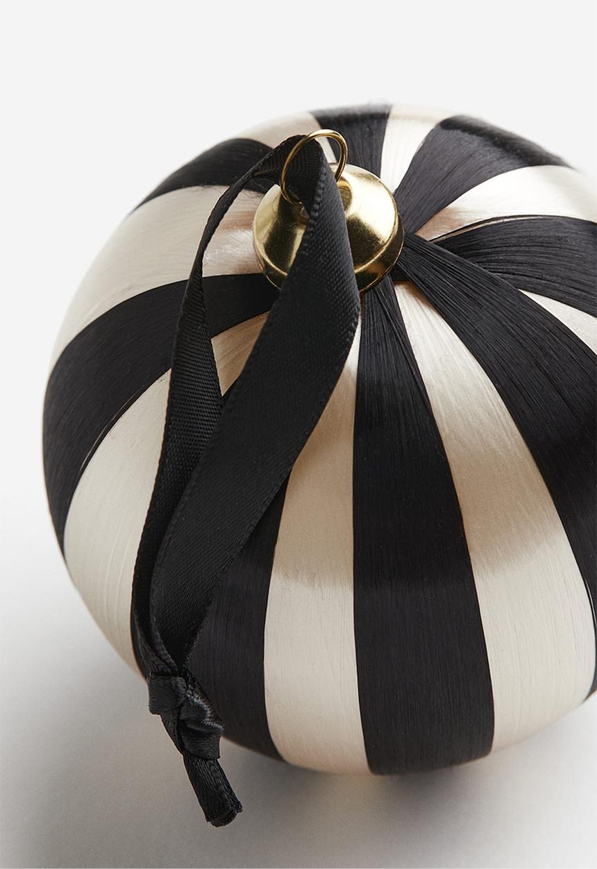 H&M - Satin thread bauble - black striped 
