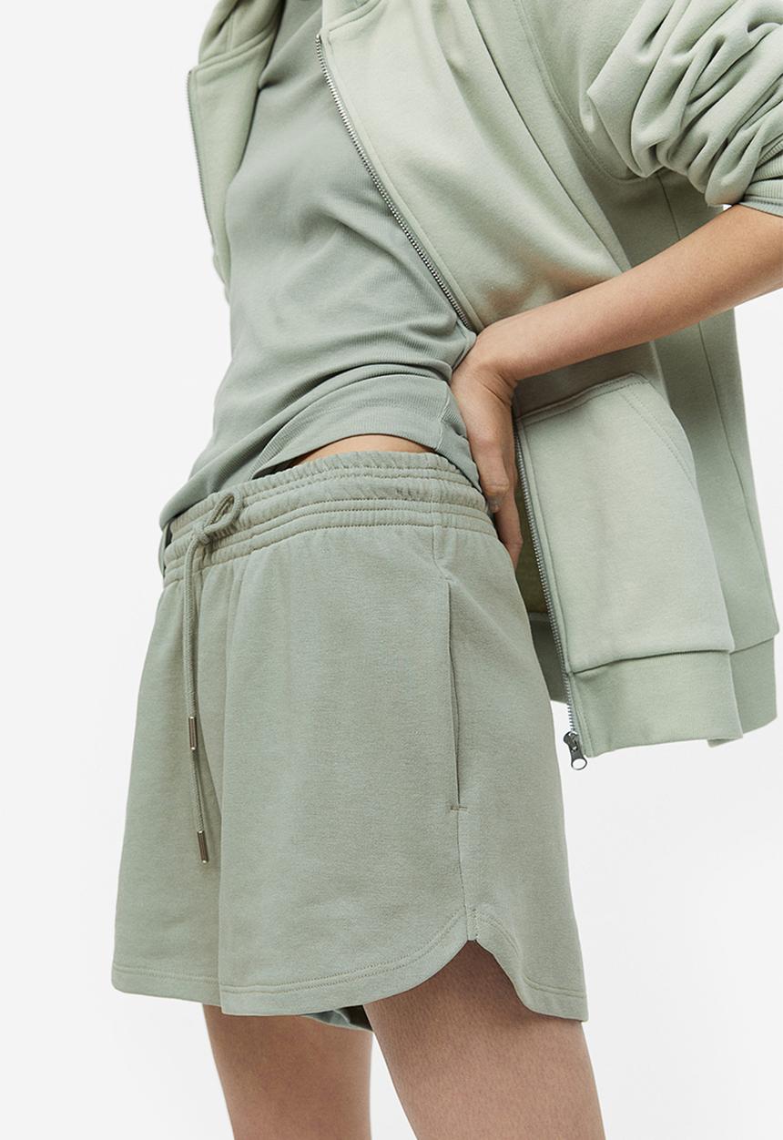 H&M - Sweatshirt shorts - sage green 