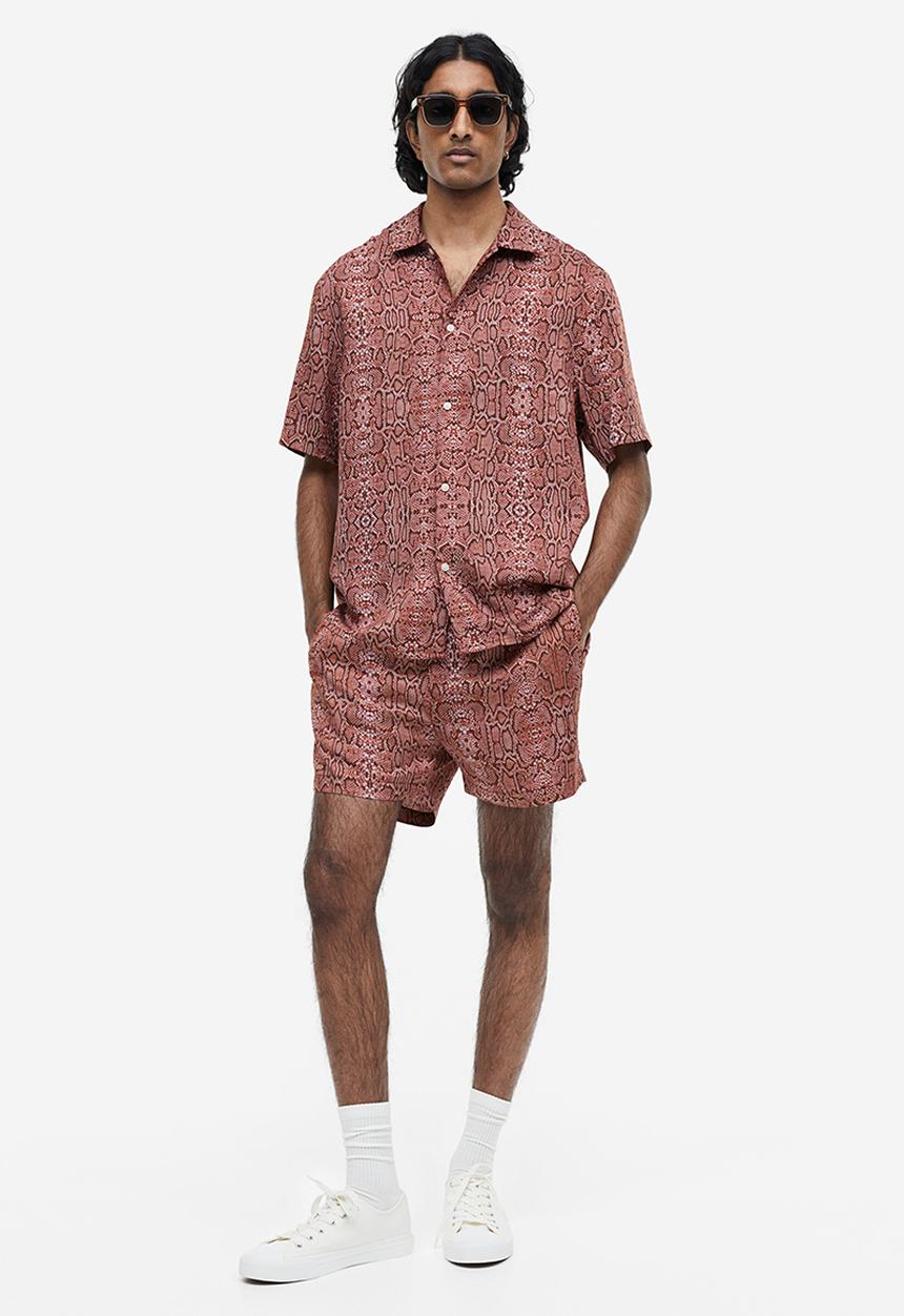 H&M - Regular fit lyocell shorts - dark red snakeskin patterned